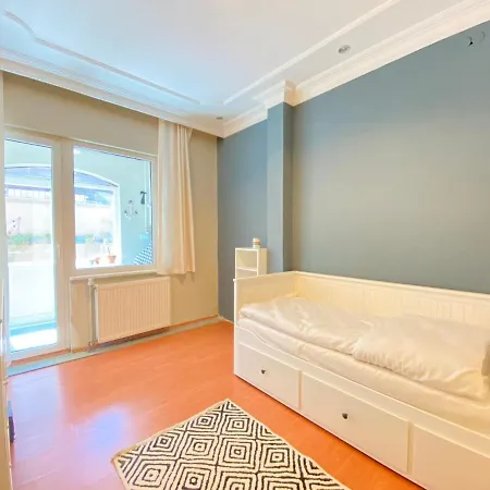 Appartamento Delightful With Backyard And Bosphorus View In Uskudar Provincia di Istanbul