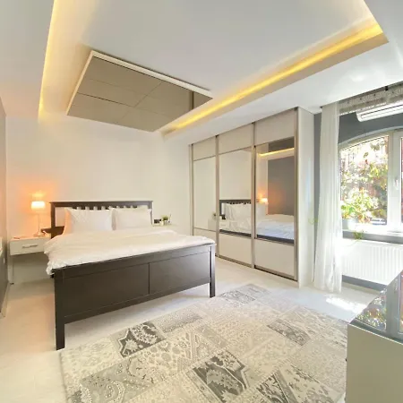 Delightful With Backyard And Bosphorus View In Uskudar Provincia di Istanbul