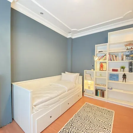 Delightful With Backyard And Bosphorus View In Uskudar Apartment Istanbul