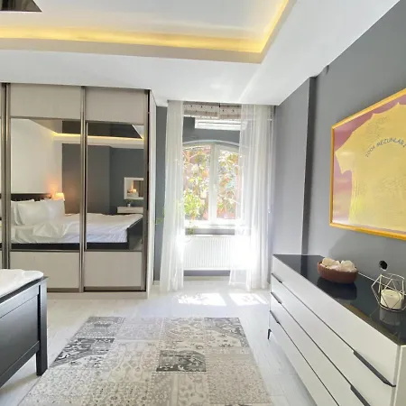 Delightful With Backyard And Bosphorus View In Uskudar *